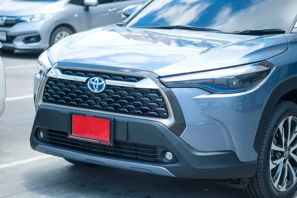 Bangkok, Tayland - 28 Mart 2022: Özel yeni Toyota Corolla CROSS, Celestite gri metalik. Son model Toyota SUV, Tayland 'da 1.8 Litre Hibrit motorlu yepyeni Corolla CROSS 4. nesil.