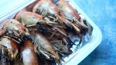 Kutuda ızgara karides (Dev tatlı su karidesi). Döndürme çekimi