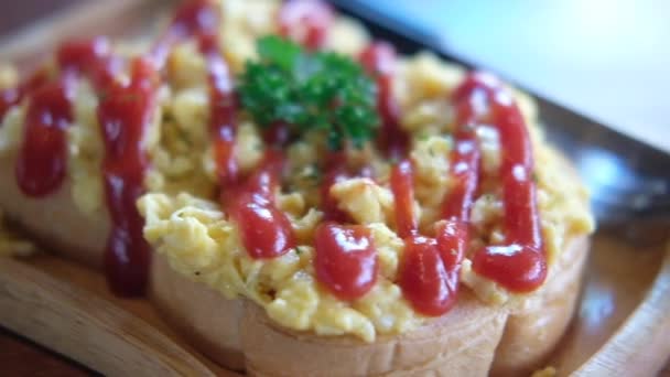 Panning Shot Scrambled Eggs Toasted Bread Ketchup Breakfast Morning Home — Stock Video