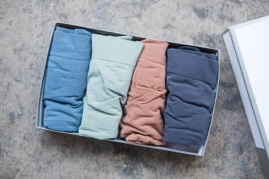 Erkek iç çamaşırı paketi açık. Kutu paketinin iç çamaşırı fotoğrafı.