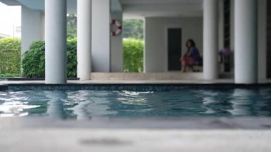 Parlak su havuzu yavaş çekim arkaplanı