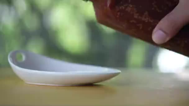 Ρίξτε Sukiyaki Σάλτσα Λευκό Μπολ Από Μπουκάλι — Αρχείο Βίντεο