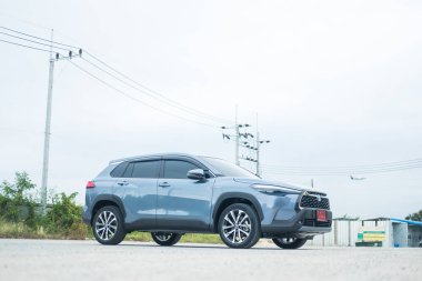 Samut Prakan, Tayland - 2 Nisan 2022: Özel yeni Toyota Corolla CROSS, Celestite gri metalik. Toyota 'nın son cipi. Melez motor 4. nesil..