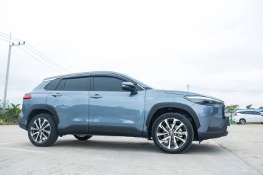 Samut Prakan, Tayland - 2 Nisan 2022: 1.8 litrelik hibrit motorlu yepyeni Toyota Corolla Cross arabası. Toyota 'nın son cipi. Melez motor 4. nesil..