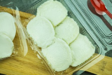 Khanom thuai ya da Tayland hindistan cevizi sütlü muhallebi, pirinç unu, hindistan cevizi sütü ve şekerden yapılan Tayland tatlısıdır. Sokak yemeği.