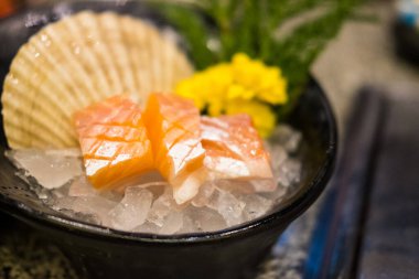 Çiğ somon dilimi veya Japon tarzı taze somon balığı hizmet buz üstünde