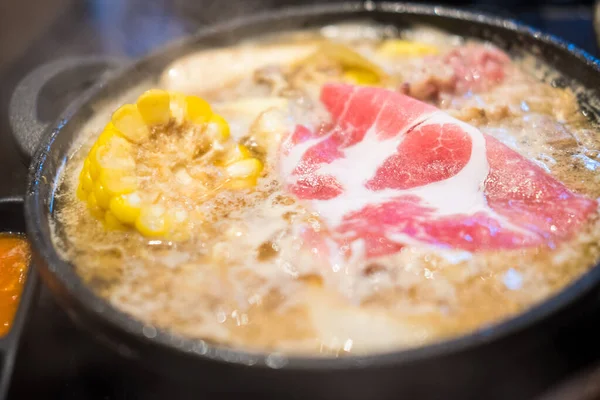 しゃぶしゃぶとは 薄切りにした肉や野菜を水で煮込んだ鍋料理の和牛です タイで最も人気のあるおいしい食べ物 — ストック写真
