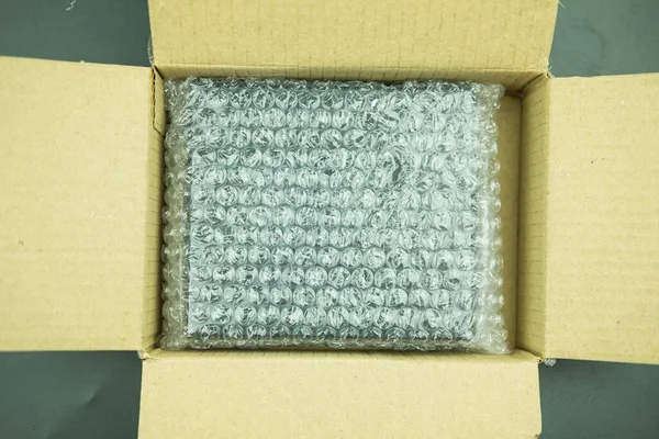 Plastik hava kabarcığı kahverengi bir karton kutuya paketlenmiş, gönderilmeye hazır..