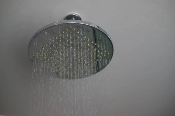 Duş Düşen Damlaları Modern Banyodaki Duş Başlığı Musluktan Akıyor — Stok fotoğraf