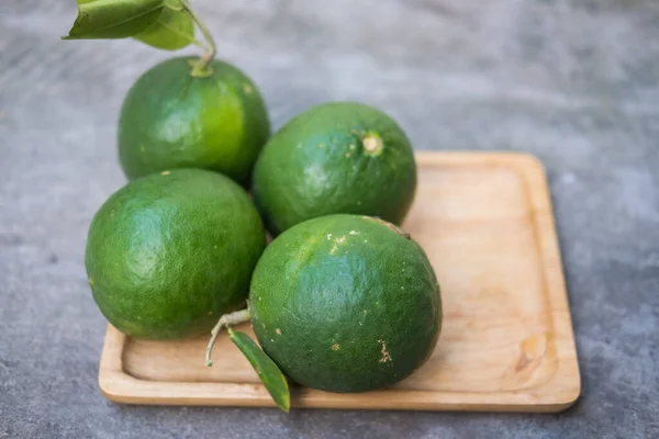 木のトレイに新鮮な緑の大きなレモンのグループ — ストック写真