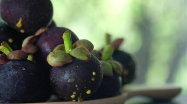 Taze mangosteen meyvesi, mangosteen tropikal meyvelerin kraliçesidir.