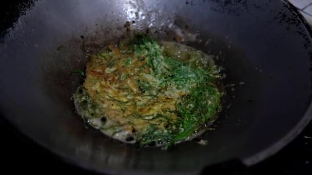 登山用の水で揚げた卵 チャオム甲斐トッド タイの家庭料理 — ストック動画