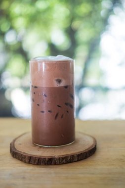 Masadaki bardakta buzlu moka kahvesi. Kapat.