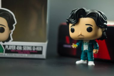 Bangkok, Tayland - 10 Nisan 2022: Funko Pops X Squid Game, Netflix 'in kalamar oyunundan 456 numaralı oyuncu.