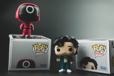 Samut Prakan, Tayland - 10 Nisan 2022: Funko Pop! Güney Kore Netflix dizisinden TV X Squid Game. Maskeli İşçi (1226) ve Oyuncu 456-Seong Gi-hun (1222))