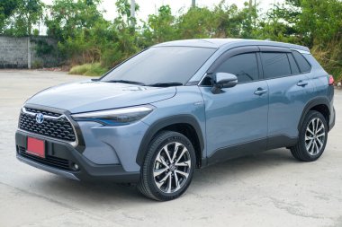 Samut Prakan, Tayland - 10 Nisan 2022: Toyota Motor Thailand, Tayland 'da 1.8 Litre Hibrid motorlu yepyeni bir Corolla CROSS olan Toyota' nın son SUV 'unun dünya piyasaya çıkışını duyurdu.