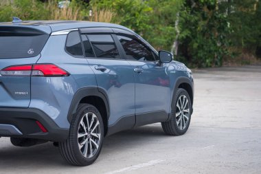 Samut Prakan, Tayland - 10 Nisan 2022: Özel yeni Toyota Corolla CROSS, Celestite gri metalik. Toyota 'nın son cipi..