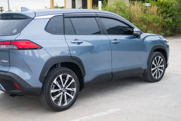 Samut Prakan, Tayland - 10 Nisan 2022: 1.8 litre hibrid motorlu yepyeni Toyota Corolla Cross arabası