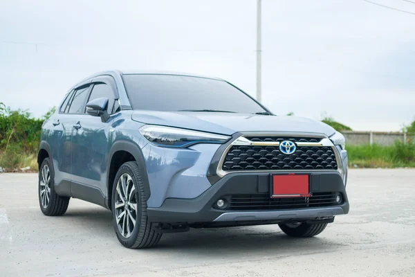 Samut Prakan, Tayland - 10 Nisan 2022: Özel Toyota Corolla CROSS, Kırmızı Plaka
