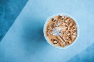 Bardakta buzlu Mocha kahvesi..