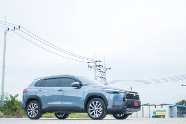 Samut Prakan, Tayland - 16 Nisan 2022: 1.8 Litre hibrit motorlu yepyeni Corolla Cross. Yeni araba