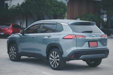 Samut Prakan, Tayland - 16 Nisan 2022: Özel yeni Toyota Corolla CROSS, Celestite gri metalik. Toyota 'nın son cipi..