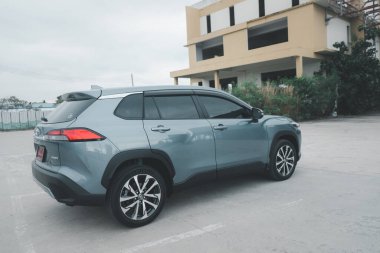 Samut Prakan, Tayland - 16 Nisan 2022: 1.8 litre hibrid motorlu yepyeni Toyota Corolla Cross arabası, Celestite gri metalik