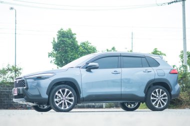 Samut Prakan, Tayland - 16 Nisan 2022: Son Toyota 'nın SUV' u, Tayland 'da 1.8 Litre Hibrit motorlu yepyeni Corolla CROSS.