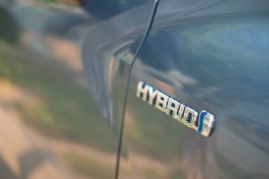 Samut Prakan, Tayland - 16 Nisan 2022: Toyota Corolla Cross 'taki Hybrid tabelasının 1,8 litrelik hibrit motorla kapatılması