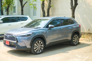 Samut Prakan, Tayland - 16 Nisan 2022: Toyota corolla CROSS, Celestite grisi metalik. Son model Toyota SUV, yepyeni Corolla CROSS