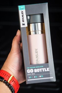Bangkok, Tayland - 16 Nisan 2022: Stanley of Pembe Paslanmaz Çelik Termos içeceği sıcak ya da soğuk tutmak için seyahat kupası. Stanley Go Süpürge Şişe 12.5 OZ