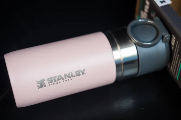 Bangkok, Tayland - 16 Nisan 2022: Stanley of Pembe Paslanmaz Çelik Termos içeceği sıcak ya da soğuk tutmak için seyahat kupası. Stanley Go Süpürge Şişe 12.5 OZ