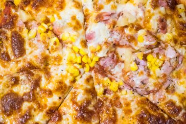 Sıcak ev yapımı pizza yemek için hazır. Üst görünüm