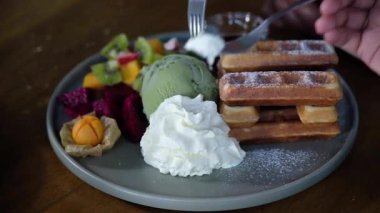 Belçika waffle 'ı, dondurma ve krem şantili. Yavaş çekim.