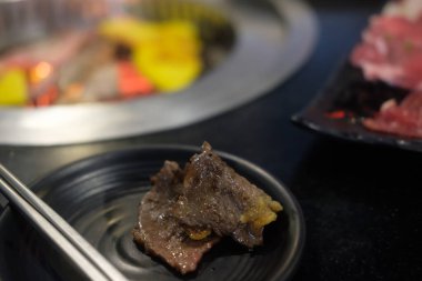 Siyah tabakta yanmış et. Seçici odak.