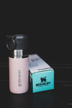 Bangkok, Tayland - 23 Nisan 2022 Stanley of Pembe Paslanmaz Çelik Termos içeceği sıcak ya da soğuk tutmak için seyahat kupası. Stanley Go Süpürge Şişe 12.5 OZ