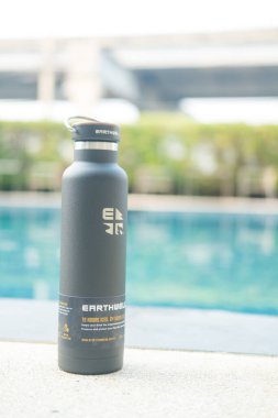 Bangkok, Tayland - 23 Nisan 2022: Ahşap kapaklı ve saplı siyah parlak metal su şişesi, iyi hissettirir, kavramak için yapılır. Dünya markasının ürünleri.