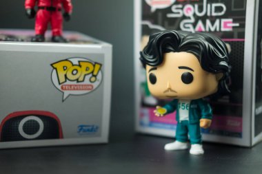 Bangkok, Tayland - 23 Nisan 2022: Funko Pops X Squid Game, Netflix 'in yeni oyununun 456 numaralı kalamar oyununa sahip oyuncu.