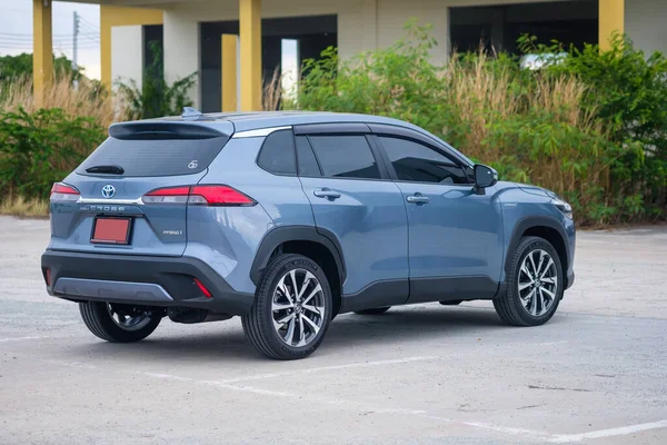 Bangkok, Tayland - 23 Nisan 2022: özel yeni Toyota Corolla CROSS, Celestite gri metalik. Toyota 'nın son cipi..