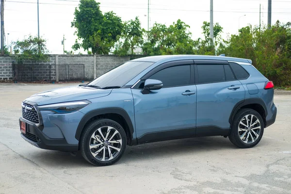 Bangkok, Tayland - 23 Nisan 2022: Son model Toyota SUV, yepyeni Corolla CROSS, Celestite gri metalik.