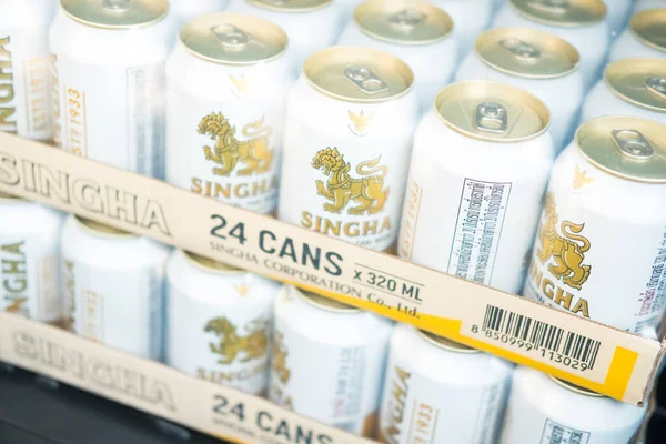 Bangkok, Tayland - 23 Nisan 2022 Singha 24 kutu bira. 1933 'ten beri Tayland birası