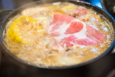 Shabu shabu, ince dilimlenmiş et ve sebzelerden oluşan Japon usulü sığır eti. Tayland 'ın en popüler yemekleri.