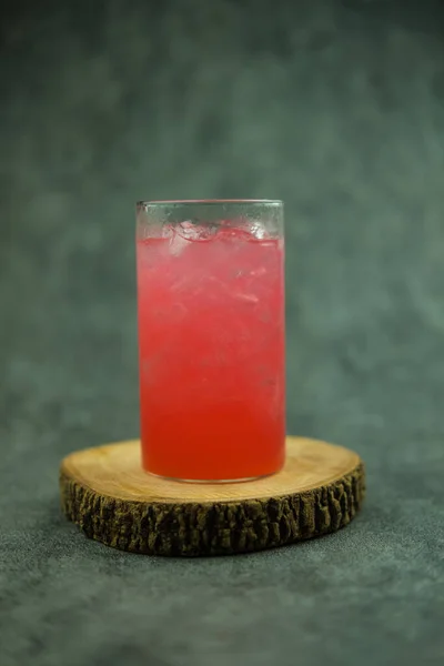 一杯粉红色的柠檬水加冰块 更新后的饮料 — 图库照片