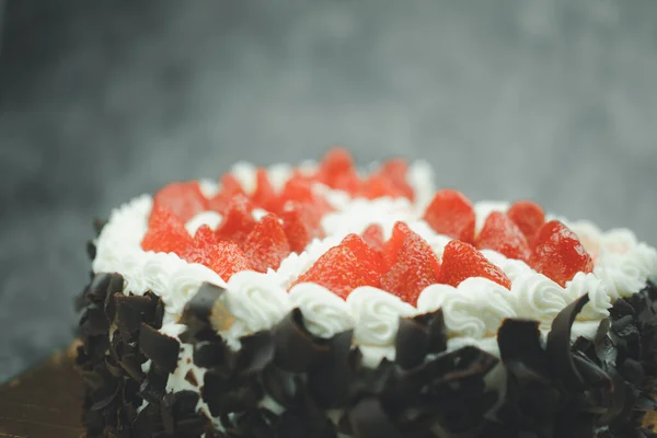 香草生日蛋糕 上面有草莓 靠近点 — 图库照片
