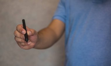 Metin veya simge eklemek için siyah dijital kalemi sol elinde tutan adamı kapat