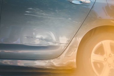 Olaydan sonraki araba. Çizik araba kazası sonuçları. Kapat.