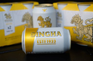 Bangkok, Tayland - 30 Nisan 2022 Singha bira kutusu 320 ml. Singha Bira Tayland birası.