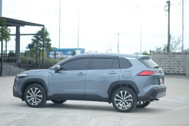 Bangkok, Tayland - 30 Nisan 2022: Özel yeni Toyota Corolla CROSS, Celestite gri metalik. Toyota 'nın son cipi..