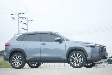 Samut Prakan, Tayland - 30 Nisan 2022: Toyota Corolla Cross arabası 1.8 litre hibrit motorlu