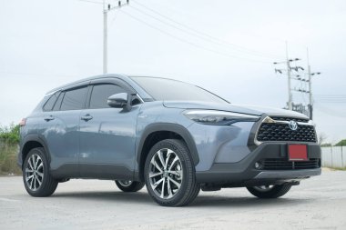 Samut Prakan, Tayland - 30 Nisan 2022: Özel yeni Toyota Corolla CROSS, Celestite gri metalik